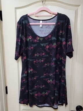LULAROE PERFECT T COLORFUL GEOMETRIC PRINT TOP